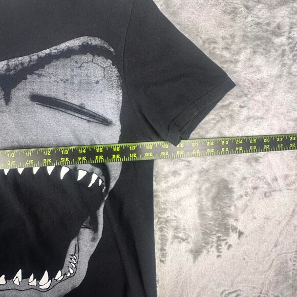Mandalay Bay Las Vegas Black Big Print Shark Graphic T-shirt Size Medium - Picture 6 of 6